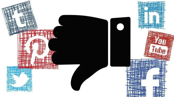 How to manage negative comments on social media?